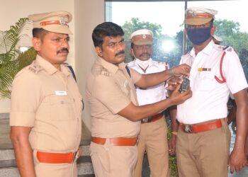 நெல்லை காவலர்களுக்கு உடலில் அணியும் கேமராக்கள் – துணை கமிஷ்னர் வழங்கினர்