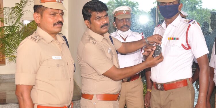 நெல்லை காவலர்களுக்கு உடலில் அணியும் கேமராக்கள் – துணை கமிஷ்னர் வழங்கினர்