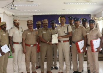 தூத்துக்குடி மாவட்டத்தில் சிறப்பாக பணியாற்றிய  20 காவல்துறையினருக்கு, மாவட்ட SP ஜெயக்குமார் வெகுமதி