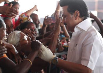 என்னை யாரும் விலை கொடுத்து வாங்கவோ, அடிமைப்படுத்தவோ முடியாது” என்று சொல்லும் பழனிசாமி, அதை பிரதமர்மோடி சென்னை வரும் போது அந்த மேடையில் துணிச்சலுடன் சொல்வதற்கு தயாரா?” – மு.க.ஸ்டாலின் தூத்துக்குடியில் காட்டம்