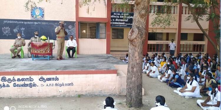 விளாத்திகுளம் துணை காவல் கண்காணிப்பாளர் பிரகாஷ்  தலைமையில் பெண்குழந்தைகளுக்கான விழிப்புணர்வு கூட்டம்  