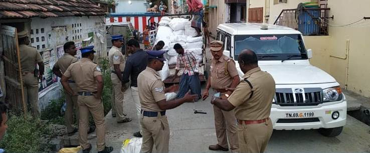 விளாத்திகுளம் துணை காவல் கண்காணிப்பாளர் அவர்கள் தலைமையில் நடைபெற்ற ரெய்டில் சுமார் 600 கிலோ புகையிலைப் பொருட்கள் கைப்பற்றப்பட்டது.