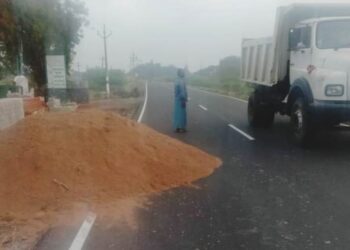 விளாத்திகுளம் பகுதியில் மணல் திருடிய  2 லாரிகளை போலீசார் மடக்கி பிடித்தனர்.