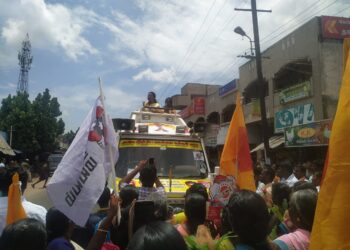 திமுகவும், அதிமுகவும் ஊழல்கள் குறித்து மாறி மாறி திட்டி கொண்டிருக்கின்றனர் – ராதிகா சரத்குமார்  குரும்பூரில் பிரசாரம்