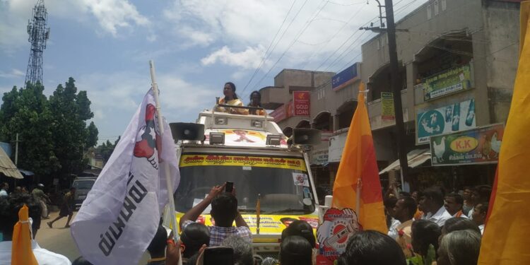 திமுகவும், அதிமுகவும் ஊழல்கள் குறித்து மாறி மாறி திட்டி கொண்டிருக்கின்றனர் – ராதிகா சரத்குமார் குரும்பூரில் பிரசாரம்