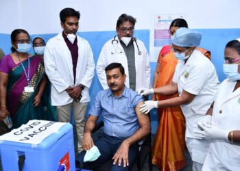 சென்னை போலீஸ் கமிஷ்னர்  கொரனா தடுப்பூசி போட்டுக்கொண்டார்