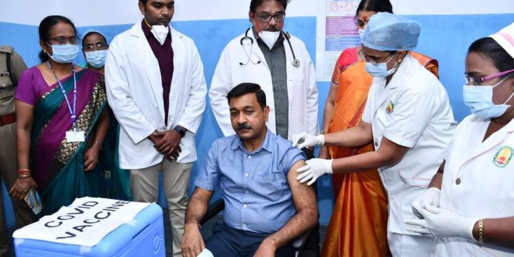 சென்னை போலீஸ் கமிஷ்னர்  கொரனா தடுப்பூசி போட்டுக்கொண்டார்