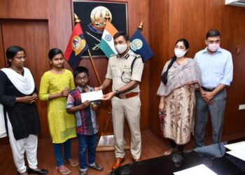 குழந்தைகளுக்கு கல்வி உதவித் தொகையினை சென்னை பெருநகர போலீஸ் கமிஷ்னர் வழங்கினார்