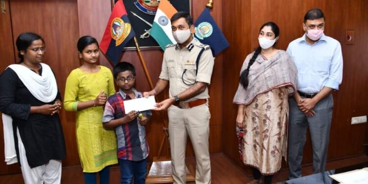 குழந்தைகளுக்கு கல்வி உதவித் தொகையினை சென்னை பெருநகர போலீஸ் கமிஷ்னர் வழங்கினார்