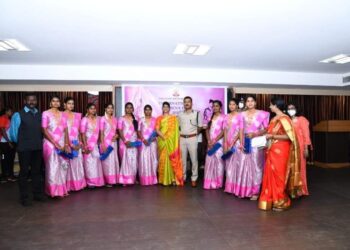 சர்வதேச மகளிர் தினத்தை முன்னிட்டு பெருநகர போலீஸ் கமிஷ்னர் மகளிர் காவலர்களை வாழ்த்தினார்