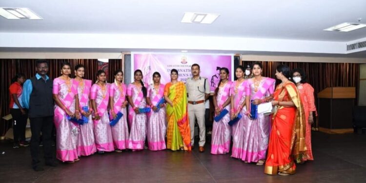 சர்வதேச மகளிர் தினத்தை முன்னிட்டு பெருநகர போலீஸ் கமிஷ்னர் மகளிர் காவலர்களை வாழ்த்தினார்