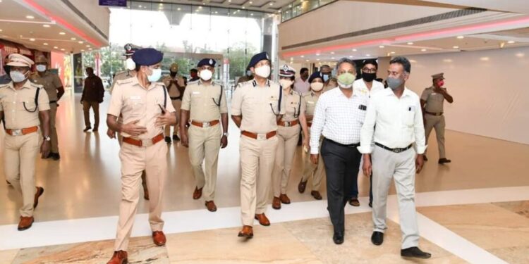 பொதுமக்கள் அதிகம் கூடும் இடங்களில் போலீஸ் கமிஷ்னர் நேரில் சென்று கொரனா விழிப்புணர்வு பிரச்சாரம்