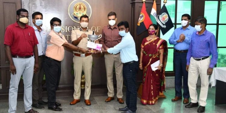 சென்னை பெருநகர காவல் ஆணையரகத்தில் சிறப்பாக  பணிபுரியும் அமைச்சுப்பணியாளர்களுக்கு சுழற்கேடயம், பணவெகுமதியை போலீஸ் கமிஷ்னர் வழங்கினார்