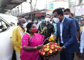 மண்டைக்காடு கோயில் திருவிழாவிற்கு வருகைதந்த தெலுங்கானா – புதுச்சேரி கவர்னரை மாவட்ட எஸ்.பி பூங்கொத்து கொடுத்து வரவேற்றார்