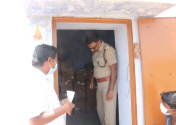 தூத்துக்குடி மாவட்ட வெடிமருந்து விற்பனை கிடங்குகளில் மாவட்ட போலீஸ் சூப்பிரண்டு எஸ்.ஜெயக்குமார் திடீர் ஆய்வு.