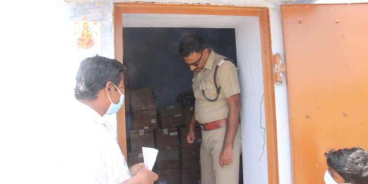தூத்துக்குடி மாவட்ட வெடிமருந்து விற்பனை கிடங்குகளில் மாவட்ட போலீஸ் சூப்பிரண்டு எஸ்.ஜெயக்குமார் திடீர் ஆய்வு.