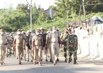 தூத்துக்குடி மாநகர பகுதியில் மாவட்ட எஸ்.பி தலைமையில் கொடி அணிவகுப்பு