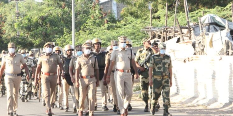 தூத்துக்குடி மாநகர பகுதியில் மாவட்ட எஸ்.பி தலைமையில் கொடி அணிவகுப்பு