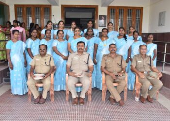 அரியலூர் மாவட்ட காவல் அலுவலத்தில் கேக் வெட்டி மகளிர் தினத்தைக் கொண்டாடினார்கள்.