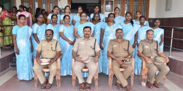 அரியலூர் மாவட்ட காவல் அலுவலத்தில் கேக் வெட்டி மகளிர் தினத்தைக் கொண்டாடினார்கள்.