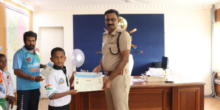 தேசிய அளவிலான சிலம்பம் போட்டி – மாணவ மாணவிகளுக்கு மாவட்ட எஸ்.பி பாராட்டு