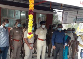 புளியரையில்  காவல் சோதனைச் சாவடியை தென்காசி மாவட்ட ஆட்சியர் மற்றும் எஸ்.பி திறந்து வைத்தனர்