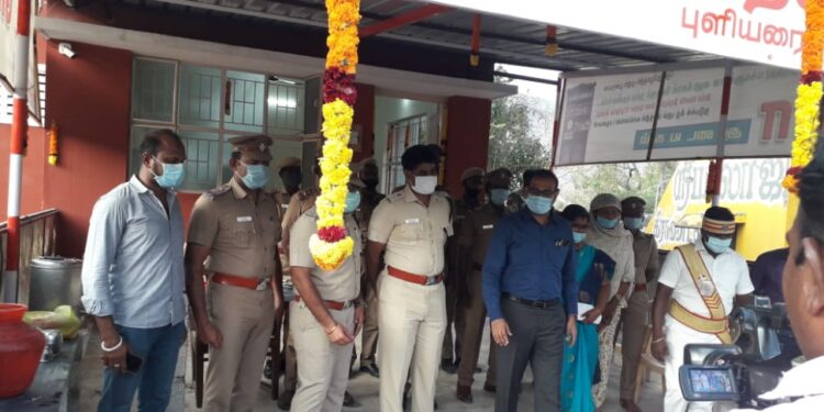 புளியரையில்  காவல் சோதனைச் சாவடியை தென்காசி மாவட்ட ஆட்சியர் மற்றும் எஸ்.பி திறந்து வைத்தனர்