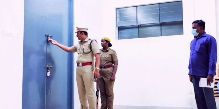 மின்னணு வாக்கு இயந்திரங்கள் பாதுகாப்பு ஏற்பாடுகள் குறித்து மாவட்ட எஸ்.பி ஆய்வு