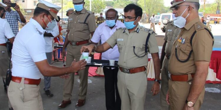 போக்குவரத்து ஒழுங்கு பிரிவு காவலர்களுக்கு மோர் மற்றும் குளிர்பானம் வழங்கப்படும்