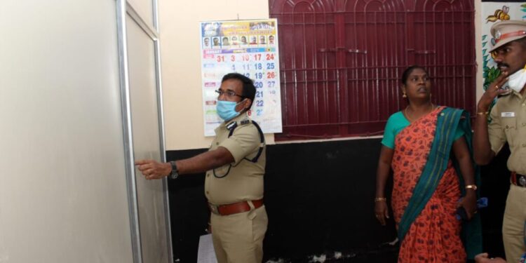 திருச்சி வாக்குசாவடிகளில் போலீஸ் கமிஷ்னர் ஆய்வு