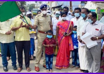 தேர்தலில் 100% வாக்களிப்பது குறித்து விழிப்புணர்வு பேரணியை திருநெல்வேலி மாவட்ட போலீஸ் சூப்பிரண்டு மணிவண்ணன் துவக்கி வைத்தார்.