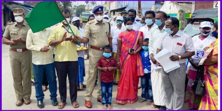 தேர்தலில் 100% வாக்களிப்பது குறித்து விழிப்புணர்வு பேரணியை திருநெல்வேலி மாவட்ட போலீஸ் சூப்பிரண்டு மணிவண்ணன் துவக்கி வைத்தார்.