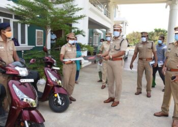 பெண் காவலர்களுக்கு இருசக்கர வாகனம் வழங்கும் திட்டத்தை மாவட்ட எஸ்.பி  துவக்கி வைத்தார்