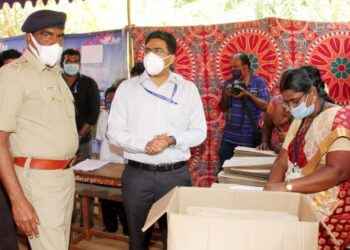 தபால் வாக்கு செலுத்தும் மையத்தினை மாவட்ட ஆட்சியர்,  மாவட்ட எஸ்.பி நேரில் ஆய்வு