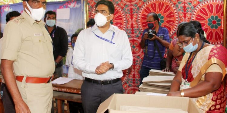 தபால் வாக்கு செலுத்தும் மையத்தினை மாவட்ட ஆட்சியர்,  மாவட்ட எஸ்.பி நேரில் ஆய்வு