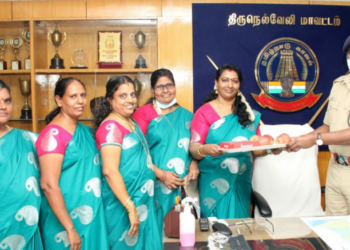 திருநெல்வேலி மாவட்ட எஸ்.பி மணிவண்ணன்  காவல் அலுவலகத்தில் அமைச்சுப் பணியாளர்களுக்கு இனிப்புகள் வழங்கி மகளிர் தின வாழ்த்துக்களை தெரிவித்தார்.