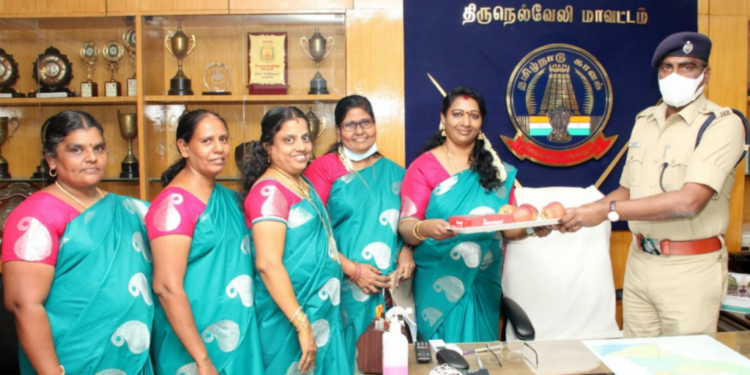 திருநெல்வேலி மாவட்ட எஸ்.பி மணிவண்ணன்  காவல் அலுவலகத்தில் அமைச்சுப் பணியாளர்களுக்கு இனிப்புகள் வழங்கி மகளிர் தின வாழ்த்துக்களை தெரிவித்தார்.