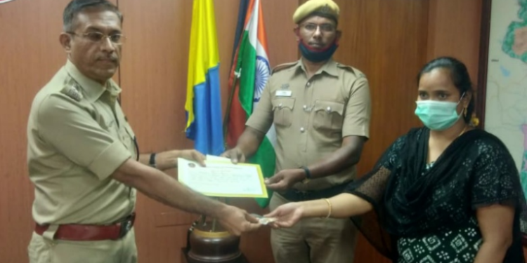 காவலரின் நேர்மைக்கு கோவை மாவட்ட எஸ்.பி பாராட்டு