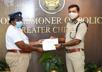 அண்ணாநகரில் முதியவருக்கு உதவிய பெண் காவலருக்கு போலீஸ் கமிஷ்னர் பாராட்டு