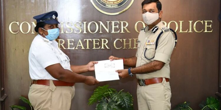 அண்ணாநகரில் முதியவருக்கு உதவிய பெண் காவலருக்கு போலீஸ் கமிஷ்னர் பாராட்டு