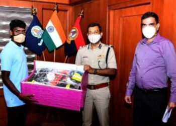 ஆயுதப்படை காவலருக்கு சென்னை பெருநகர காவல் ஆணையாளர் ஸ்போர்ட்ஸ் கிட் வழங்கி வாழ்த்து