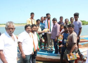 மீனவர்களின் ஆதரவை பெற்றார் ஸ்ரீவைகுண்டம் காங். வேட்பாளர் ஊர்வசி அமிர்தராஜ்