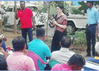 கொரனோ தடுப்பூசி போடுவதன் முக்கியத்துவம் பற்றி விளாத்திகுளம் துணை காவல் கண்காணிப்பாளர் பிரகாஷ் விழிப்புணர்வு ஏற்படுத்தினார்கள்.