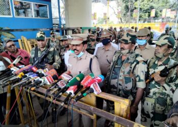 சட்டமன்றத் தேர்தலை முன்னிட்டு நெல்லையில் அதிரடி ஆரம்பம் நெல்லை போலீசார் துணை ராணுவத்தினர் இணைந்து தீவிர வாகன சோதனை