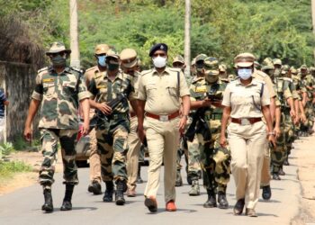 சட்டமன்ற தேர்தல் பாதுகாப்பை முன்னிட்டு திருநெல்வேலி எஸ்.பி மணிவண்ணன்  தலைமையில் துணை ராணுவம், போலீசார் முக்கிய வீதிகளில் அணிவகுப்பு