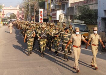 நெல்லை மாநகர காவல் துணை ஆணையர் சீனிவாசன் தலைமையில் துணை ராணுவம் போலீசார் கொடி அணிவகுப்பு