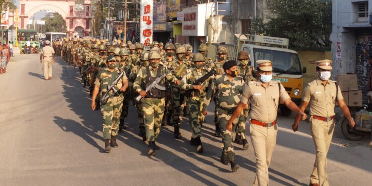 நெல்லை மாநகர காவல் துணை ஆணையர் சீனிவாசன் தலைமையில் துணை ராணுவம் போலீசார் கொடி அணிவகுப்பு