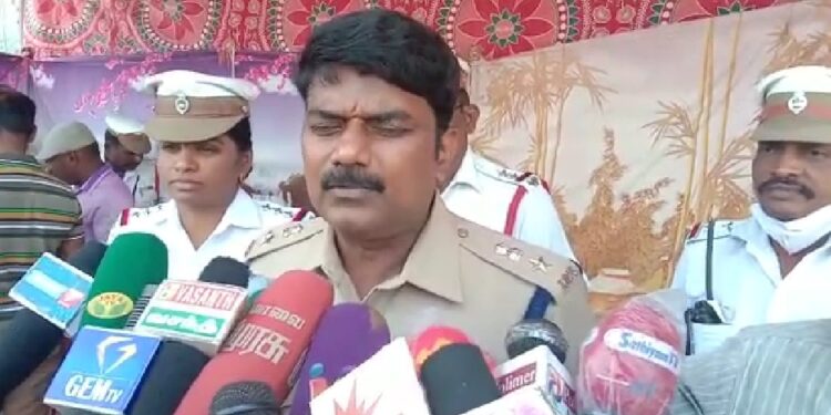 கோடை வெப்பத்தின் சோர்வை போக்குவதற்கு பழ ஜூஸ், குளிர்பானங்களை நெல்லை மாநகர போக்குவரத்து மற்றும் குற்ற பிரிவு துணை ஆணையாளர் மகேஷ்குமார் வழங்கினார் .