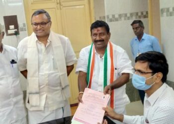 காரைக்குடி தொகுதி காங்கிரஸ் வேட்பாளர் வேட்பு மனு தாக்கல்