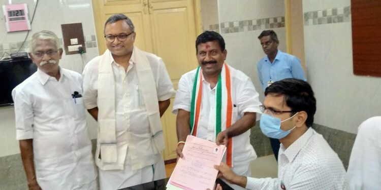 காரைக்குடி தொகுதி காங்கிரஸ் வேட்பாளர் வேட்பு மனு தாக்கல்